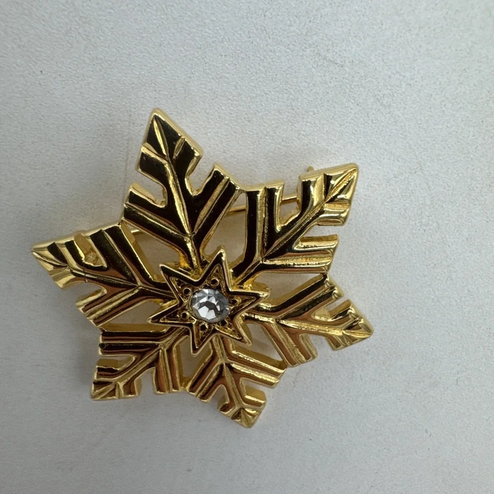 Trifari gorgeous brooch
